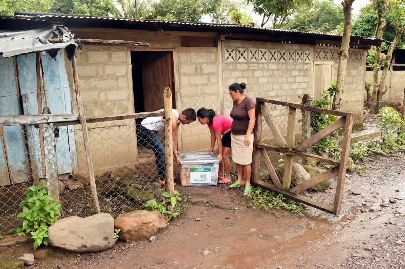 2-NICARAGUA_2020_Familia-afectada-por-huracan-Iota-recibe-ayuda-durante-pandemia-(1).JPG