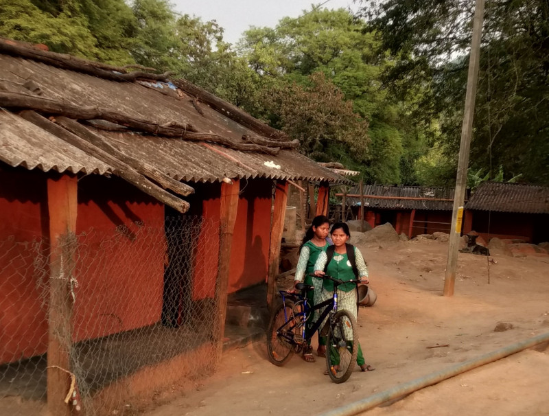 hermanas-india.jpg hermanas-india.jpg