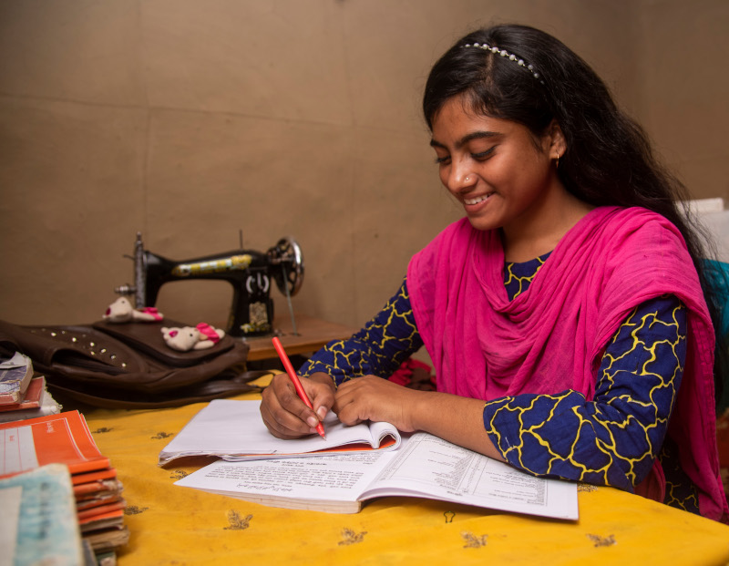 Sraboni-estudia-(1).jpg Sraboni-estudia-(1).jpg