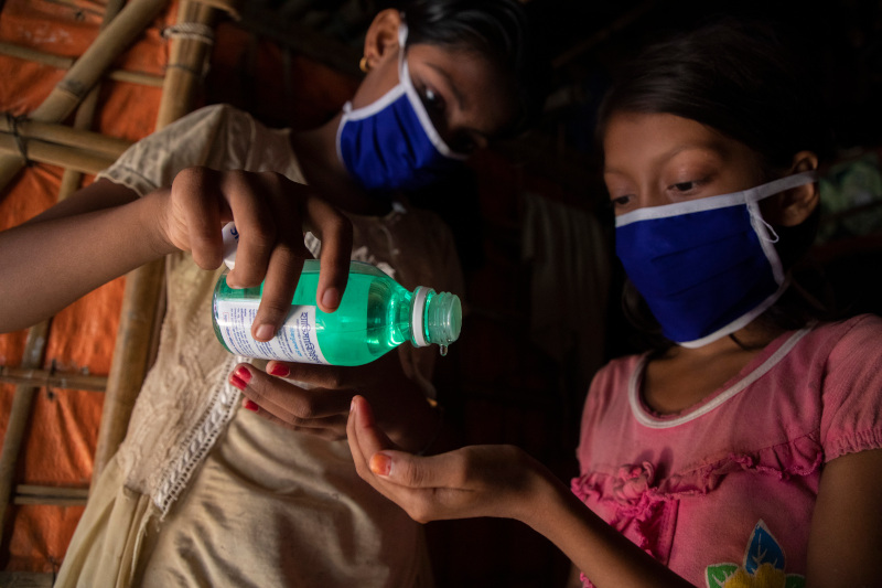 Rushna-helps-her-sister-to-sanitized-her-hands.JPG