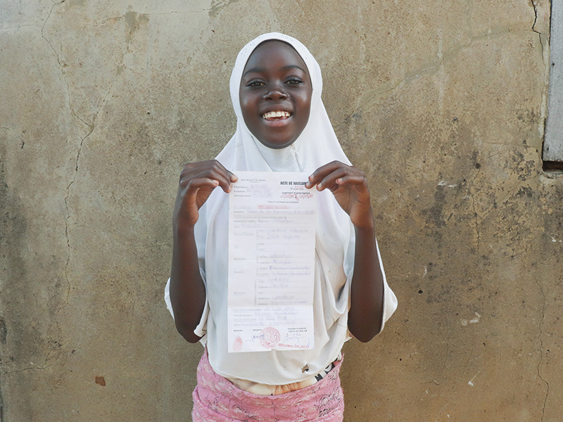 nina-con-certificado-nacimiento-Benin.jpg