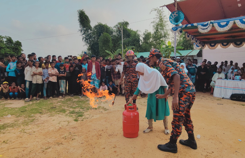 Rifa-is-using-a-fire-extinguisher-for-a-demonstration-session.jpg