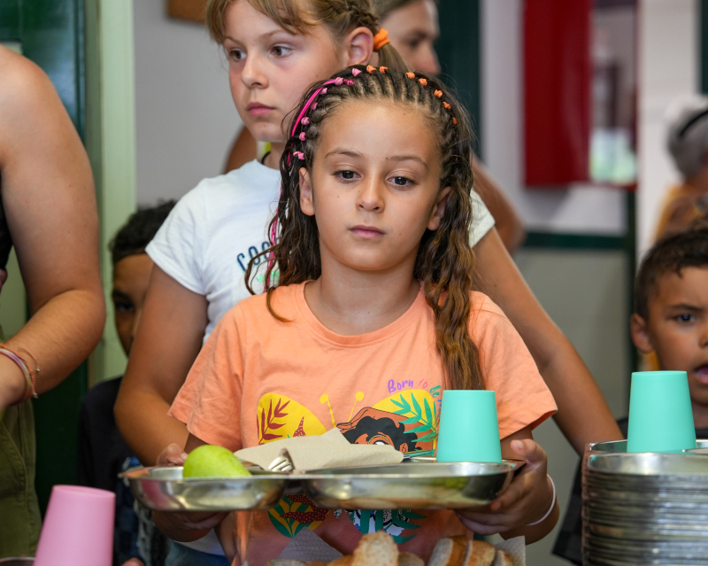 beca-comedor-bandeja.jpg