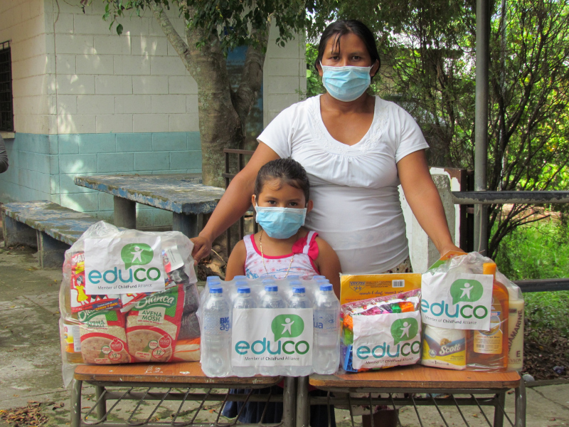 7-SALVADOR_2020Madre-e-hija-reciben-ayuda-emergencia-COVID.jpg