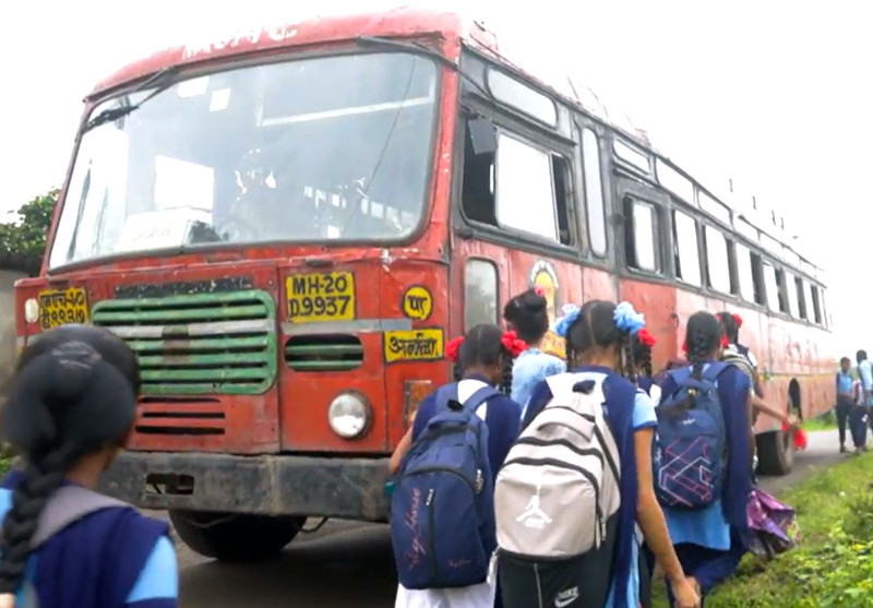 Students-getting-on-to-the-bus-to-school-(2).jpg