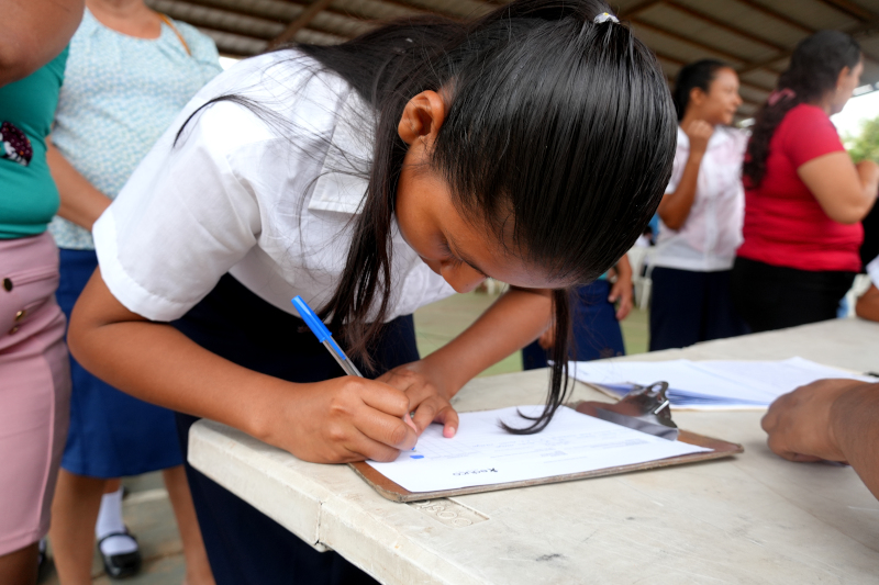 elsalvador-beca-firma.JPG