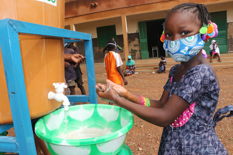 6-BURKINA-2020_nina-lavandose-las-manos-en-escuela-apadrinada-por-Educo.JPG