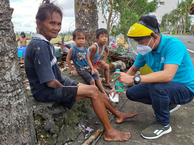 12-FILIPINAS_2020-Trabajador-de-Educo-atiende-a-una-persona-mayor-tras-el-tifon-Goni-durante-covid.jpg